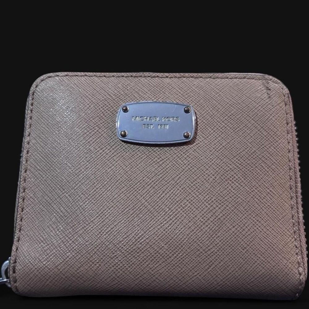 Michael Kors Jet Set Saffiano Zip Around Bifold Wallet Taupe Gray Silver Plaque